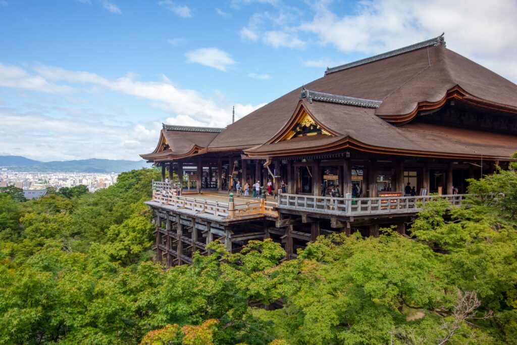 京都・清水寺の本堂「清水の舞台」。木造の懸造り構造と緑に囲まれた景観。
