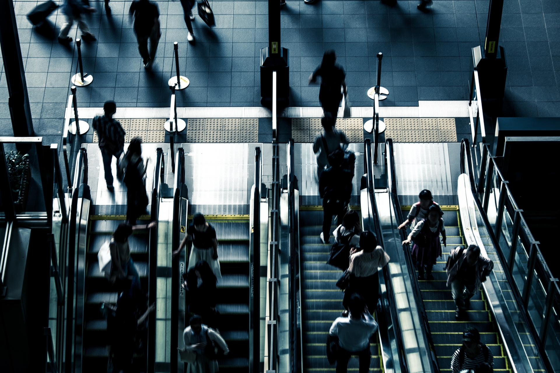 駅構内のエスカレーターを上り下りする人々の様子（俯瞰）