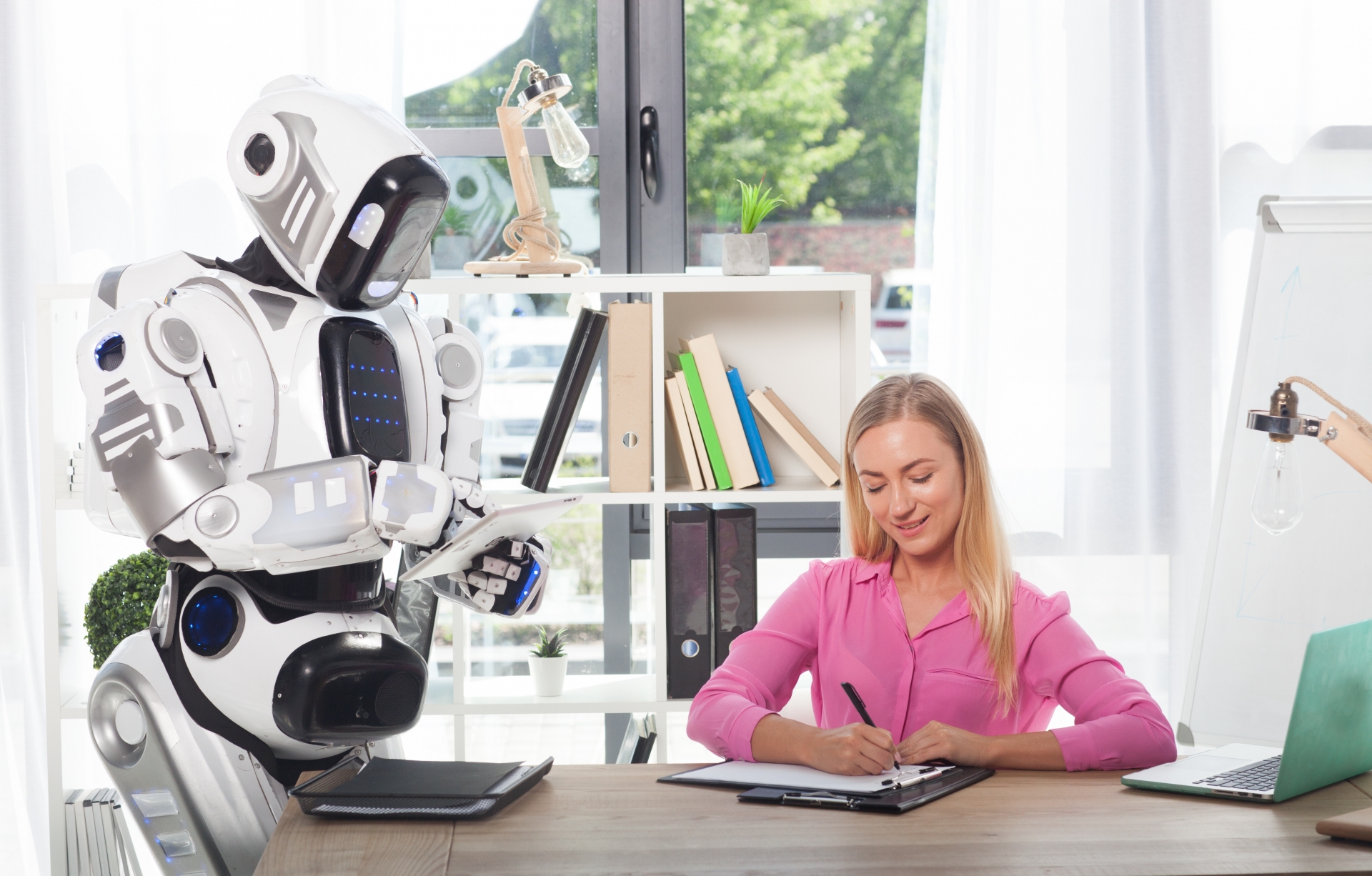 ロボットと女性がオフィスで一緒に資料を確認している様子