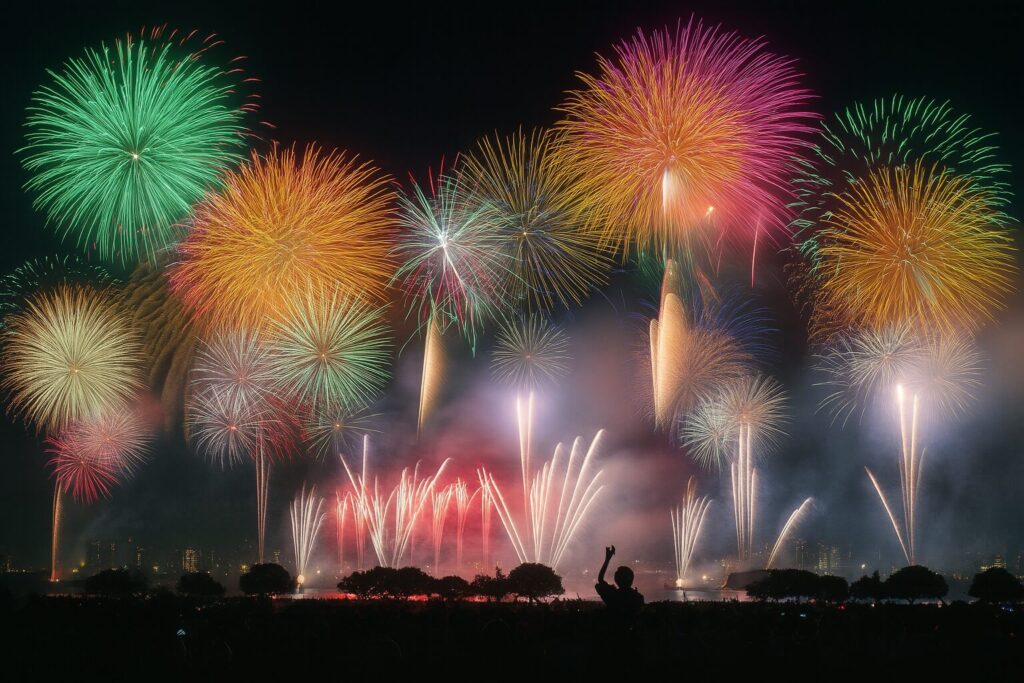 伊勢神宮奉献全国花火大会で夜空を彩る大輪の花火と観客のシルエット